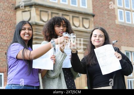 Birmingham, Royaume-Uni. 15 août 2024. Les élèves de niveau a Shreya Srininvas, Rachel Hopkins et Zeena Abdalla célèbrent avoir obtenu 12 étoiles A, deux A et un B à la King Edward VI High School for Girls, une école indépendante à Edgbaston, Birmingham. Crédit : Peter Lopeman/Alamy Live News Banque D'Images