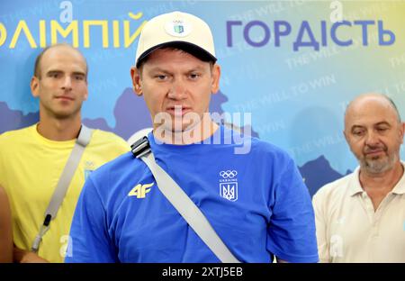 KIEV, UKRAINE - 14 AOÛT 2024 - L'entraîneur de l'équipe nationale de pentathlon moderne Dmytro Kirpulianskyi prend la parole lors de la cérémonie de bienvenue des équipes nationales de lutte libre et de pentathlon moderne des Jeux Olympiques de Paris 2024 au terminal ferroviaire central de Kiev, capitale de l'Ukraine. Banque D'Images