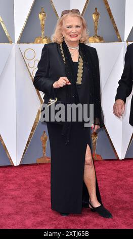 Los Angeles, États-Unis. 15 août 2024. Photo - Gena Rowlands assiste à la 88e cérémonie des Oscars à Los Angeles, CA, USA, le 28 février 2016. L'actrice nommée aux Oscars Gena Rowlands, dont la carrière à l'écran a duré près de sept décennies, est décédée à l'âge de 94 ans. Rowlands était connue à la fois pour son travail dans le cinéma indépendant aux côtés de son premier mari, le réalisateur John Cassavetes, ainsi que pour des titres qui ont plu au public plus tard dans sa carrière, dont « Hope Floats » en 1998 face à Sandra Bullock et le film à succès « The Notebook » en 2004. Photo de Lionel Hahn/ABACAPRESS. COM Credit : Abaca Press/Alamy Live News Banque D'Images