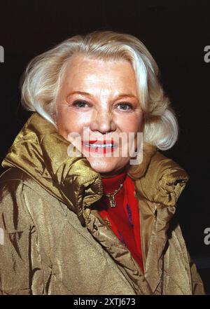 Photo de dossier - Gena Rowlands arrive pour la projection de cécité hystérique lors du Festival du film de Sundance. Salt Lake City, Utah, États-Unis, 1er janvier 2002. L'actrice nommée aux Oscars Gena Rowlands, dont la carrière à l'écran a duré près de sept décennies, est décédée à l'âge de 94 ans. Rowlands était connue à la fois pour son travail dans le cinéma indépendant aux côtés de son premier mari, le réalisateur John Cassavetes, ainsi que pour des titres qui ont plu au public plus tard dans sa carrière, dont « Hope Floats » en 1998 face à Sandra Bullock et le film à succès « The Notebook » en 2004. Photo de Lionel Hahn/ABACAPRESS. COM Banque D'Images