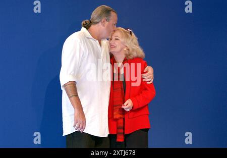 Photo de dossier - L'actrice américaine Gena Rowlands et son fils Nick Cassavetes, réalisateur de -The Notebook- photographiés au 30 e festival du film américain à Deauville, en France, le 4 septembre 2004. L'actrice nommée aux Oscars Gena Rowlands, dont la carrière à l'écran a duré près de sept décennies, est décédée à l'âge de 94 ans. Rowlands était connue à la fois pour son travail dans le cinéma indépendant aux côtés de son premier mari, le réalisateur John Cassavetes, ainsi que pour des titres qui ont plu au public plus tard dans sa carrière, dont « Hope Floats » en 1998 face à Sandra Bullock et le film à succès « The Notebook » en 2004. Photo de Bruno Klein/ABACA Banque D'Images