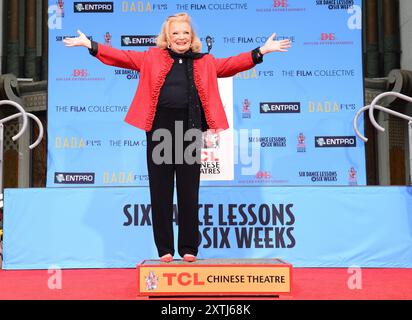 Photo de dossier - Gena Rowlands est honoré avec une cérémonie d'empreinte de main et d'empreinte au TCL Chinese Theatre à Los Angeles, CA, USA le 5 décembre 2014. L'actrice nommée aux Oscars Gena Rowlands, dont la carrière à l'écran a duré près de sept décennies, est décédée à l'âge de 94 ans. Rowlands était connue à la fois pour son travail dans le cinéma indépendant aux côtés de son premier mari, le réalisateur John Cassavetes, ainsi que pour des titres qui ont plu au public plus tard dans sa carrière, dont « Hope Floats » en 1998 face à Sandra Bullock et le film à succès « The Notebook » en 2004. Photo de Lionel Hahn/ABACAPRESS. COM Banque D'Images