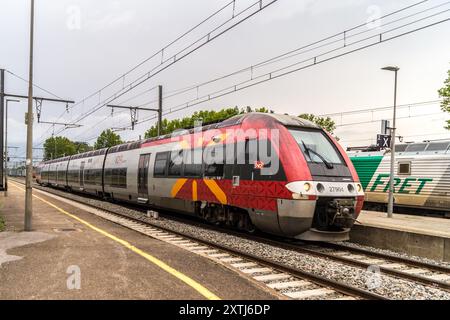 SNCF TER Regional Bombardier AGC Z 27500 train électrique à unités multiples bi-tension à la gare de Portbou, Espagne Banque D'Images