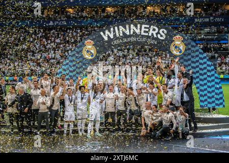 Varsovie, Pologne. 14 août 2024. Le Real Madrid CF célèbre la victoire de la finale de la Supercoupe entre le Real Madrid CF et Atalanta BC au Stadion Narodowy à Varsovie, Pologne, le 14 août 2024 (photo Giacomo Cosua/NurPhoto). Crédit : NurPhoto SRL/Alamy Live News Banque D'Images