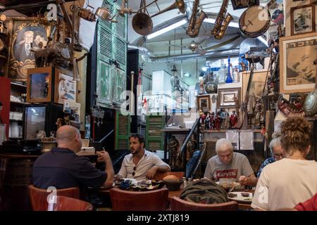 HAÏFA, ISRAËL - 14 AOÛT : les gens déjeunent au restaurant Maayan Habira le 14 août 2024 à Haïfa, Israël. Banque D'Images