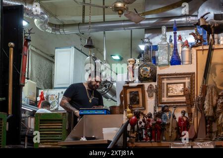 HAÏFA, ISRAËL - 14 AOÛT : personnel de cuisine au travail dans le restaurant Maayan Habira le 14 août 2024 à Haïfa, Israël. Banque D'Images