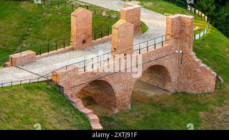 Czersk, Pologne - 15 juillet 2024 : pont en briques de douves du château médiéval des princes Mazoviens dans le village de Czersk près de Varsovie en Pologne Banque D'Images