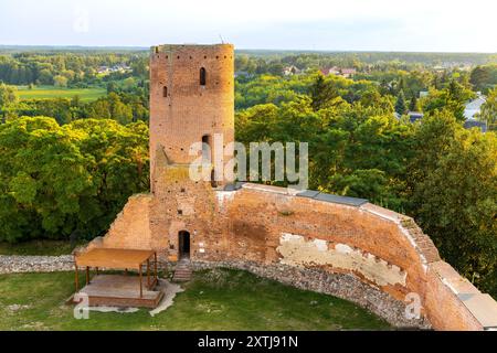 Czersk, Pologne - 15 juillet 2024 : Château médiéval des princes mazoviens avec Tour Ouest, murs de défense et cour intérieure dans le village de Czersk près de Varsovie Banque D'Images