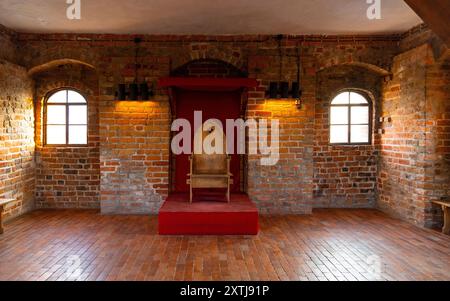 Czersk, Pologne - 15 juillet 2024 : chambre du trône gothique dans la tour principale de la porte du château médiéval des princes Mazoviens dans le village de Czersk près de Varsovie Banque D'Images