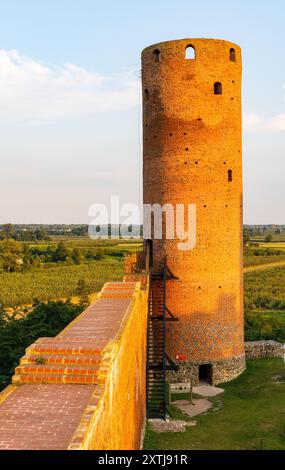 Czersk, Pologne - 15 juillet 2024 : Château médiéval des princes mazoviens avec Tour orientale et murs de défense et cour intérieure dans le village de Czersk près de Varsovie Banque D'Images