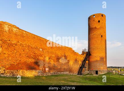 Czersk, Pologne - 15 juillet 2024 : Château médiéval des princes mazoviens avec Tour orientale et murs de défense et cour intérieure dans le village de Czersk près de Varsovie Banque D'Images