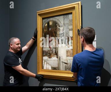 The National Gallery, Londres, Royaume-Uni. 15 août 2024. La dernière acquisition de la National Gallery après le public par le peintre britannique d'origine néerlandaise Sir Lawrence Alma-Tadema (1836 -1912) - la troisième image à être sécurisée par la Galerie pour marquer son 200e anniversaire. Inspiré par la Rome antique, l'image représente Agrippa, gendre de l'empereur Auguste, alors qu'il monte les escaliers de sa villa après avoir reçu des pétitionnaires de tous les coins de l'Empire. Leurs dons à lui sont disposés au premier plan. Crédit : Malcolm Park/Alamy Live News Banque D'Images