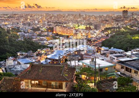 Naha, Okinawa, Japon ville ville skyline au crépuscule. Banque D'Images