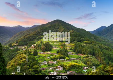 Ochiai, Tokushima, village japonais à flanc de colline au crépuscule. Banque D'Images