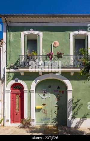 Maison dans la vieille ville de pêcheurs de Meze, Occitanie, France, Europe Banque D'Images