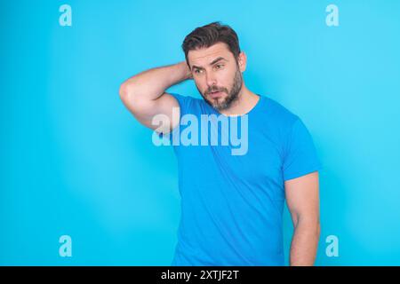 Concept de pensée. Portrait de l'homme intelligent et créatif ciblé, tenant les doigts joue, avec l'expression réfléchie, la pensée. Homme pensif pensant à Banque D'Images