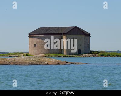 Vue de la tour de la forteresse Kurrholmen sur une île près de Karlskrona, capturée lors d'une excursion en bateau. Architecture historique et défense côtière en Suède. Banque D'Images