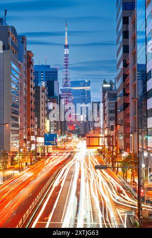 Tokyo, Japon avec la tour de Tokyo au-dessus de la circulation au crépuscule. Banque D'Images