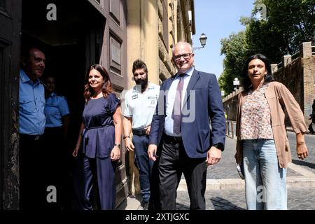 La vice direttrice del carcere Antonella Rasola, il Sindaco di Roma Roberto Gualtieri, Valentina Calderone, garante dei detenuti a Roma, in occasione della visita ai carcerati nel giorno di Ferragosto presso il carcere romano di regina Coeli a Roma, Giovedì 15 Agosto 2024 (foto Mauro Scrobogna /LaPresse) le directeur adjoint de la prison Antonella Rasola, le maire de Rome Roberto Gualtieri, Valentina Calderone, garante des prisonniers à Rome à l'occasion de la visite aux prisonniers le jour de Ferragosto à la prison romaine de Regina Coeli à Rome, jeudi 15 août 2024 (photo de ma Banque D'Images