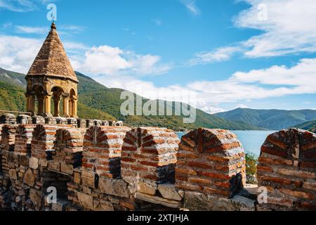 Vue sur le réservoir de Zhinvali et les tours de la forteresse d'Ananuri sur l'autoroute militaire géorgienne en Géorgie Banque D'Images