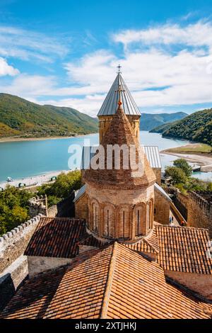 Vue sur le réservoir de Zhinvali et les tours de la forteresse d'Ananuri sur l'autoroute militaire géorgienne en Géorgie Banque D'Images