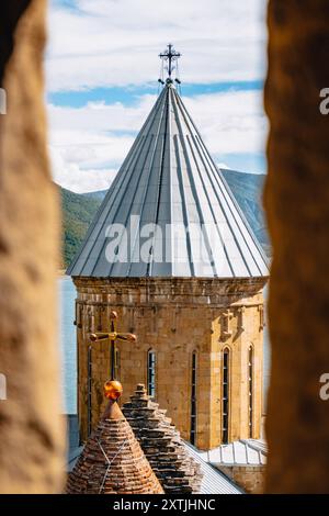 Vue sur le réservoir de Zhinvali et les tours de la forteresse d'Ananuri sur l'autoroute militaire géorgienne en Géorgie Banque D'Images