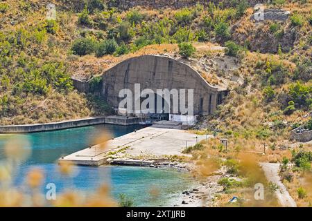 Tunnel de Porto Palermo près de la ville Porto Palermo en Albanie Banque D'Images