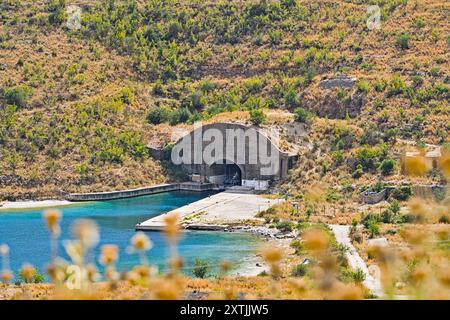 Tunnel de Porto Palermo près de la ville Porto Palermo en Albanie Banque D'Images