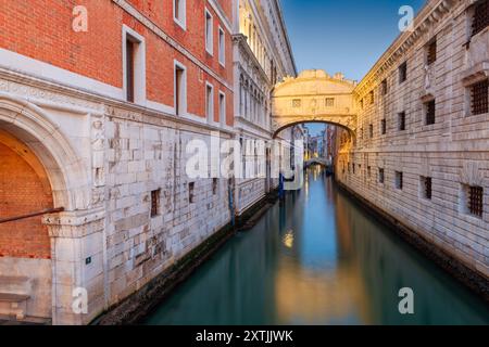 Pont des Soupirs à Venise, Italie au crépuscule sur le Rio di Palazzo. Banque D'Images