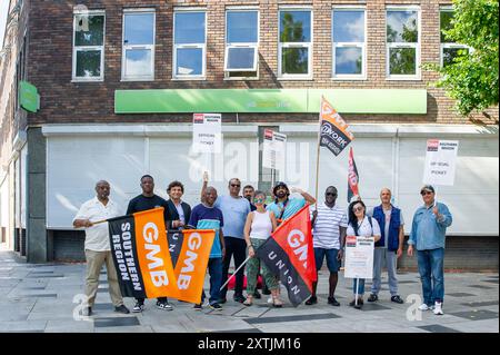 Slough, Royaume-Uni. 15 août 2024. Les gardes de sécurité de G4S, membres de la région sud de GMB, étaient en grève aujourd'hui à nouveau devant le Job Centre plus à Slough, Berkshire. Les gardes de sécurité G4S des deux centres d'emploi de Slough font à nouveau grève pour leur salaire et leurs conditions de travail. Les deux centres d'emploi de Slough sont fermés en raison de la grève. GMB a déclaré : «les travailleurs font un travail difficile et dangereux et 90 pour cent d'entre eux ne sont payés que le salaire minimum. Avec G4S insistant sur la formation non rémunérée à la maison, GMB estime que la société est en violation des lois nationales sur le salaire minimum et de la loi sur l'esclavage moderne Banque D'Images