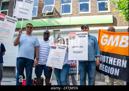 Slough, Royaume-Uni. 15 août 2024. Les gardes de sécurité de G4S, membres de la région sud de GMB, étaient en grève aujourd'hui à nouveau devant le Job Centre plus à Slough, Berkshire. Les gardes de sécurité G4S des deux centres d'emploi de Slough font à nouveau grève pour leur salaire et leurs conditions de travail. Les deux centres d'emploi de Slough sont fermés en raison de la grève. GMB a déclaré : «les travailleurs font un travail difficile et dangereux et 90 pour cent d'entre eux ne sont payés que le salaire minimum. Avec G4S insistant sur la formation non rémunérée à la maison, GMB estime que la société est en violation des lois nationales sur le salaire minimum et de la loi sur l'esclavage moderne Banque D'Images