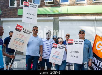 Slough, Royaume-Uni. 15 août 2024. Les gardes de sécurité de G4S, membres de la région sud de GMB, étaient en grève aujourd'hui à nouveau devant le Job Centre plus à Slough, Berkshire. Les gardes de sécurité G4S des deux centres d'emploi de Slough font à nouveau grève pour leur salaire et leurs conditions de travail. Les deux centres d'emploi de Slough sont fermés en raison de la grève. GMB a déclaré : «les travailleurs font un travail difficile et dangereux et 90 pour cent d'entre eux ne sont payés que le salaire minimum. Avec G4S insistant sur la formation non rémunérée à la maison, GMB estime que la société est en violation des lois nationales sur le salaire minimum et de la loi sur l'esclavage moderne Banque D'Images