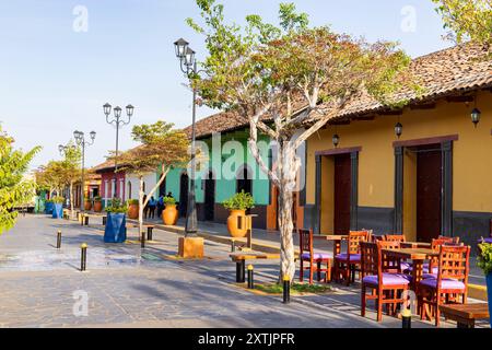 Grenade, Nicaragua - 20 mars 2024 : Callle la Calzada rue colorée avec la plupart des restaurants et bars à Grenade sur les rives du lac Nicaragua Cocibolca au Nicaragua Amérique centrale Banque D'Images