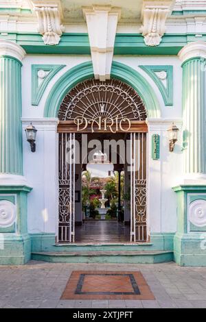 Grenade, Nicaragua - 20 mars 2024 : entrée dans le bâtiment colonial de l'hôtel avec vue à travers le jardin et la fontaine à Grenade sur les rives du lac Nicaragua Cocibolca au Nicaragua Amérique centrale Banque D'Images