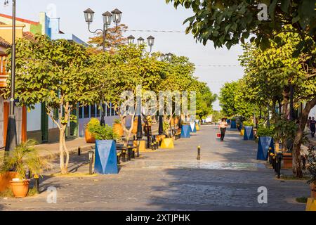 Grenade, Nicaragua - 20 mars 2024 : Callle la Calzada rue colorée avec la plupart des restaurants et bars à Grenade sur les rives du lac Nicaragua Cocibolca au Nicaragua Amérique centrale Banque D'Images