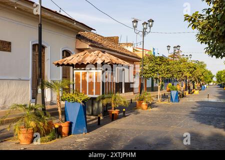 Grenade, Nicaragua - 20 mars 2024 : Callle la Calzada rue colorée avec la plupart des restaurants et bars à Grenade sur les rives du lac Nicaragua Cocibolca au Nicaragua Amérique centrale Banque D'Images