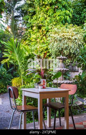 Grenade, Nicaragua - 20 mars 2024 : table avec chaise en vert dans le jardin restaurant à Grenade sur les rives du lac Nicaragua Cocibolca au Nicaragua Amérique centrale Banque D'Images