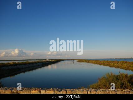 Une belle vue sur le lac étincelant sous le bleu Ciel à Frontignan Banque D'Images