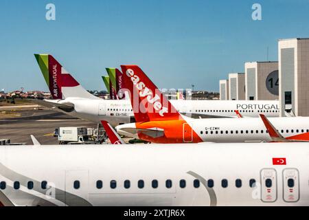 Avions alignés à l'extérieur du terminal de passagers principal de l'aéroport de Lisbonne (Humberto Delgado Airport), Portugal Banque D'Images