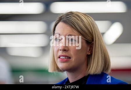 La secrétaire à l'éducation Jenny Gilruth lors d'une visite à l'école secondaire Stonelaw à Rutherglen, pour rencontrer des élèves et le personnel scolaire afin de discuter du comportement dans les écoles et de l'impact des téléphones portables dans les salles de classe avant la publication du téléphone portable et des relations plus larges et des conseils comportementaux pour les écoles. Date de la photo : jeudi 15 août 2024. Banque D'Images