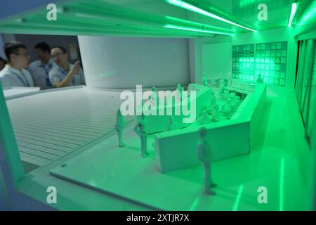 YANTAI, CHINE - 15 AOÛT 2024 - visite des visiteurs à l'exposition internationale de l'industrie et de l'équipement nucléaires de Yantai 2024 à Yantai, Shandong Provin Banque D'Images