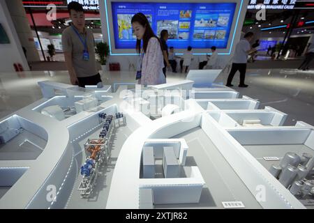 YANTAI, CHINE - 15 AOÛT 2024 - les visiteurs en apprennent plus sur la technologie de capture de neutrons de bore BNCT de CNNC 'Kunborao' lors de l'International Yantai 2024 Banque D'Images
