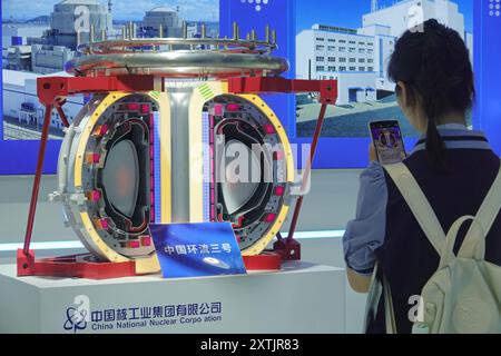 YANTAI, CHINE - 15 AOÛT 2024 - les visiteurs en apprennent plus sur le modèle de soleil artificiel de nouvelle génération 'China circulation 3' au Yantai International 2024 Banque D'Images