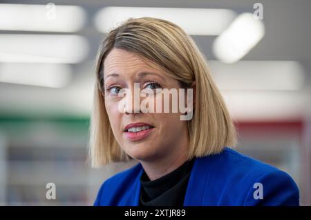 La secrétaire à l'éducation Jenny Gilruth lors d'une visite à l'école secondaire Stonelaw à Rutherglen, pour rencontrer des élèves et le personnel scolaire afin de discuter du comportement dans les écoles et de l'impact des téléphones portables dans les salles de classe avant la publication du téléphone portable et des relations plus larges et des conseils comportementaux pour les écoles. Date de la photo : jeudi 15 août 2024. Banque D'Images