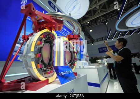 YANTAI, CHINE - 15 AOÛT 2024 - les visiteurs en apprennent plus sur le modèle de soleil artificiel de nouvelle génération 'China circulation 3' au Yantai International 2024 Banque D'Images