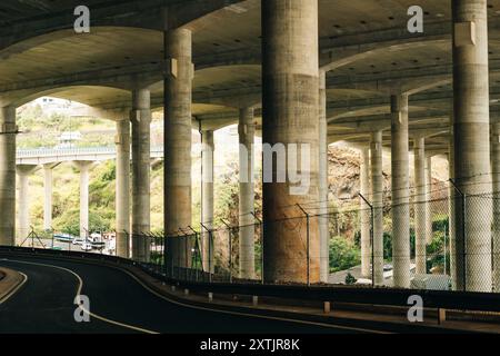 Piliers en béton avec des pièces métalliques encastrées et dalle. Structures de bâtiment industriel en construction. Ossature en béton armé du bâtiment. Banque D'Images