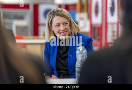 La secrétaire à l'éducation Jenny Gilruth lors d'une visite à l'école secondaire Stonelaw à Rutherglen, pour rencontrer des élèves et le personnel scolaire afin de discuter du comportement dans les écoles et de l'impact des téléphones portables dans les salles de classe avant la publication du téléphone portable et des relations plus larges et des conseils comportementaux pour les écoles. Date de la photo : jeudi 15 août 2024. Banque D'Images