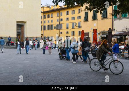 Un coin de Piazza Santo Spirito dans la région d'Oltrarno, avec des habitants et des touristes devant la basilique de Santo Spirito au printemps, Florence, Italie Banque D'Images