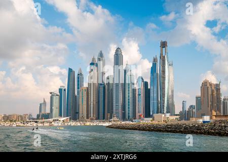 Promenade en bateau avec vue sur la marina de Dubaï, où la ville dévoile sa grandeur depuis la mer. Admirez les gratte-ciel majestueux pendant que vous naviguez à travers le Wat étincelant Banque D'Images