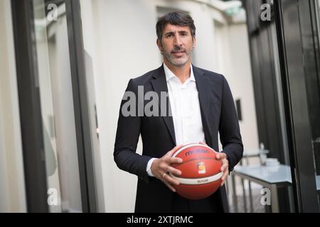 Berlin, Allemagne. 15 août 2024. Alex Mumbru, entraîneur national de basket-ball de l'Allemagne, se tient dans un couloir après son introduction en tant que nouvel entraîneur national de basket-ball. Crédit : Sebastian Gollnow/dpa/Alamy Live News Banque D'Images